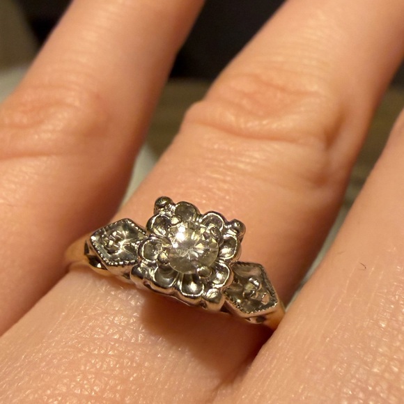 Jewelry - Petite Vintage 14k White Gold Illusion Set Diamond Ring